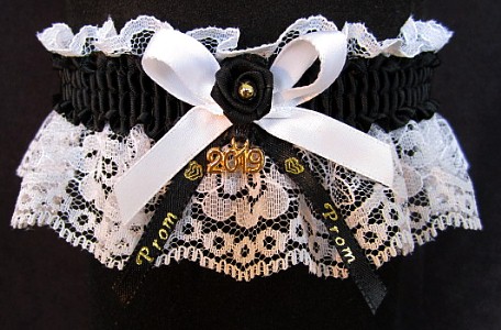 Pretty Prom Garter in Black and White with Imprint and Year Charm