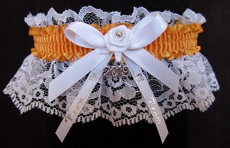 Pretty Prom Garter in Gold with Imprint and Year Charm
